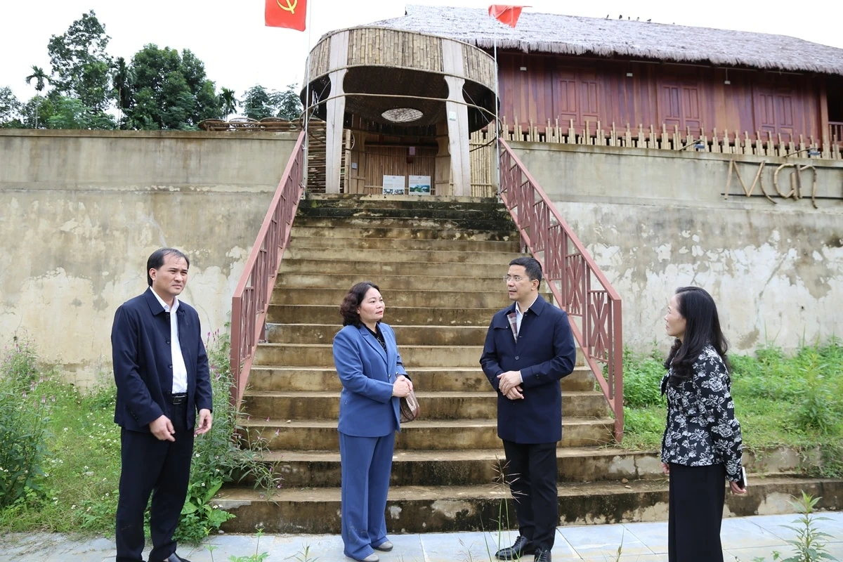 Phó Bí thư Thường trực Tỉnh ủy Nguyễn Hồng Phong thăm, làm việc tại xã Pù Luông