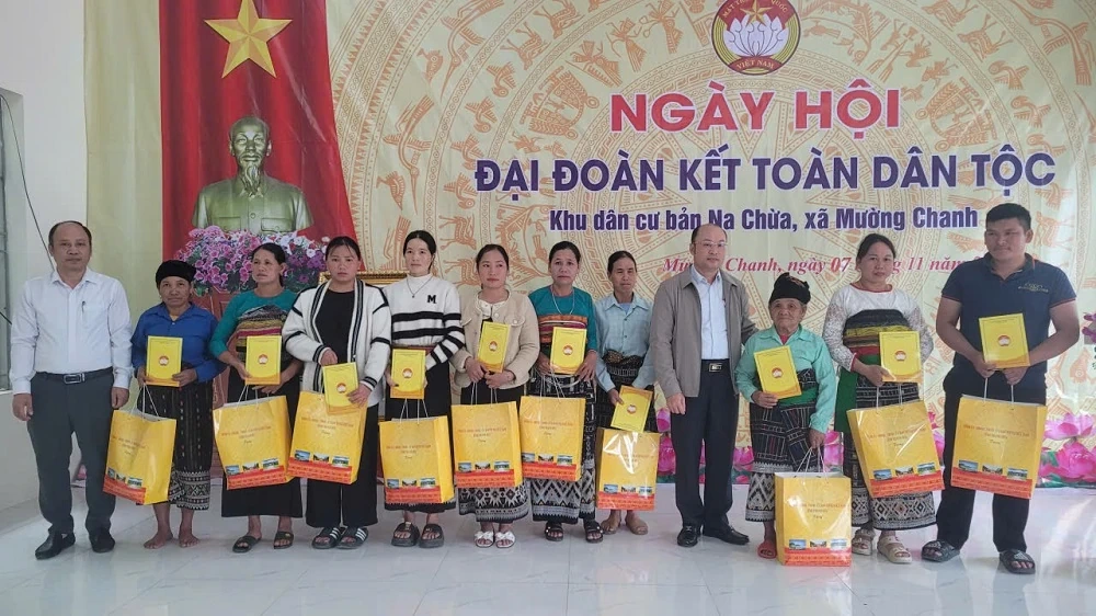 Phó Chủ tịch UBND tỉnh Cao Văn Cường dự Ngày hội Đại đoàn kết toàn dân tộc tại xã Mường Chanh