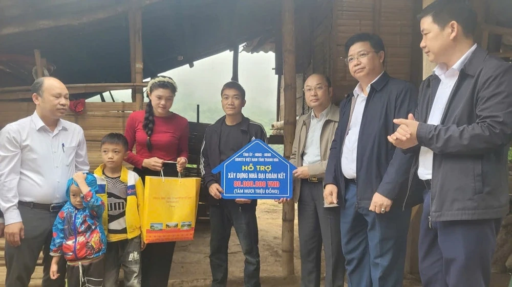 Phó Chủ tịch UBND tỉnh Cao Văn Cường dự Ngày hội Đại đoàn kết toàn dân tộc tại xã Mường Chanh