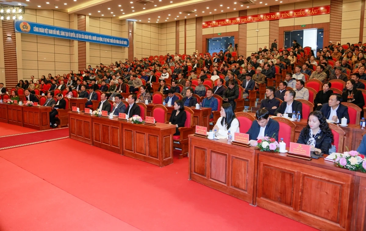 Phó Bí thư Tỉnh ủy, Chủ tịch Ủy ban MTTQ tỉnh Trịnh Tuấn Sinh tiếp xúc cử tri Sầm Sơn