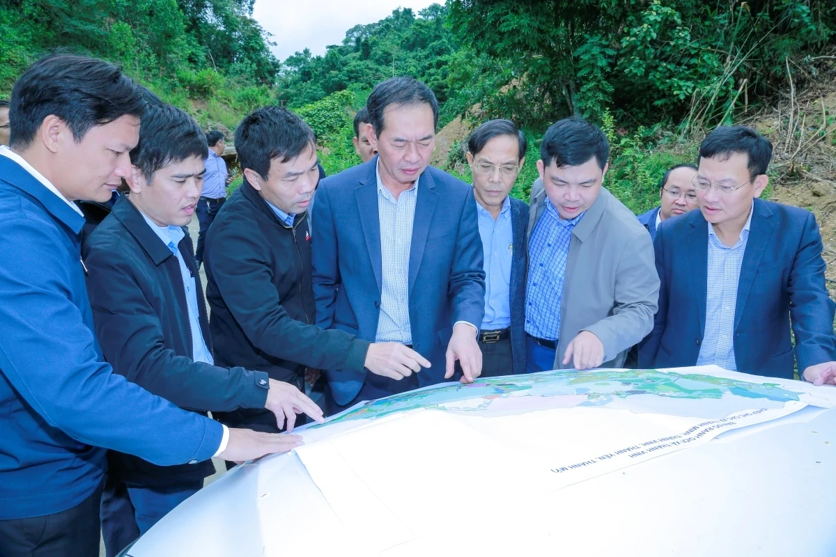 Phó Bí thư Tỉnh ủy, Chủ tịch Ủy ban MTTQ tỉnh Trịnh Tuấn Sinh thăm, làm việc với các xã Thạch Quảng, Thành Vinh và Thạch Bình