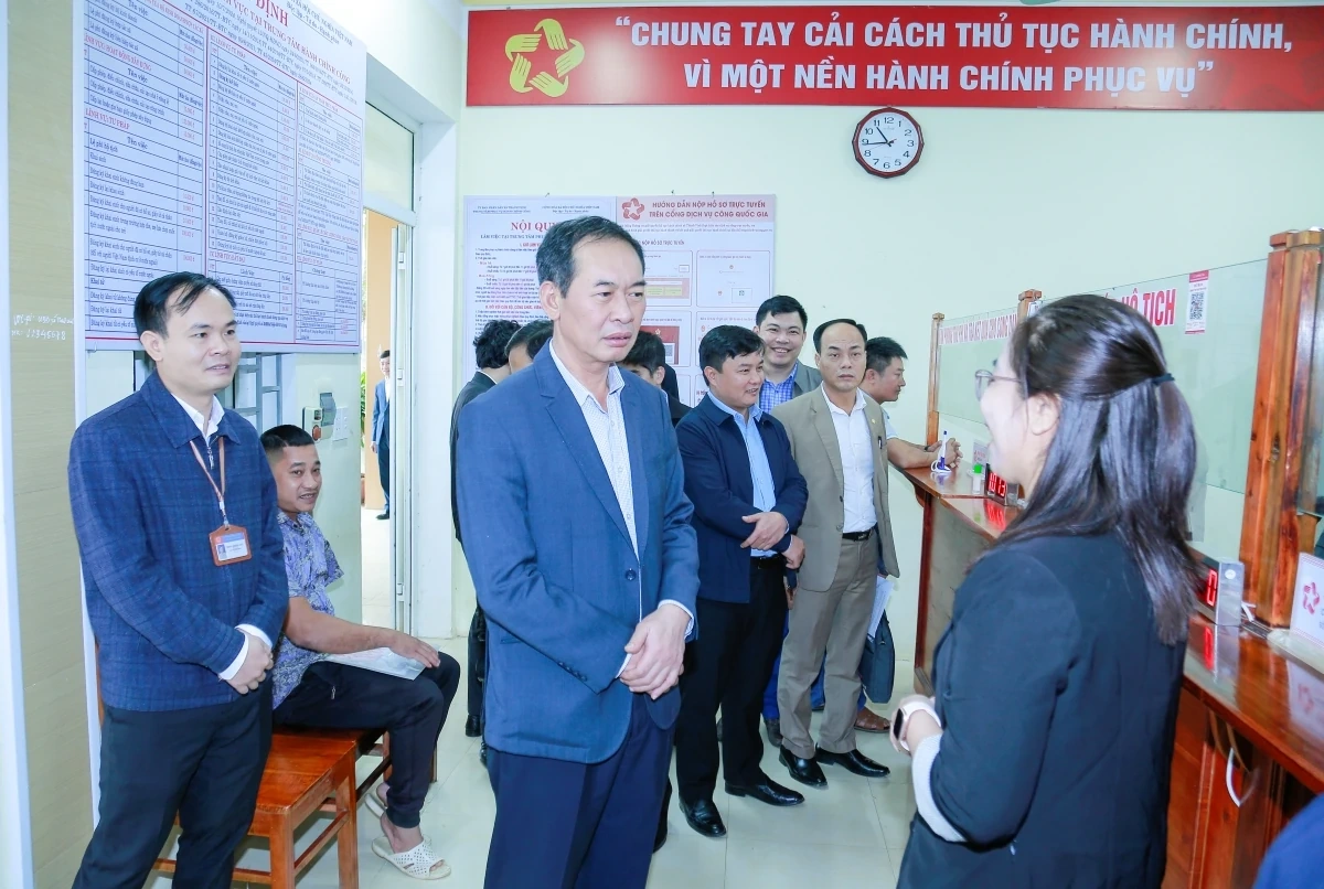 Phó Bí thư Tỉnh ủy, Chủ tịch Ủy ban MTTQ tỉnh Trịnh Tuấn Sinh thăm, làm việc với các xã Thạch Quảng, Thành Vinh và Thạch Bình