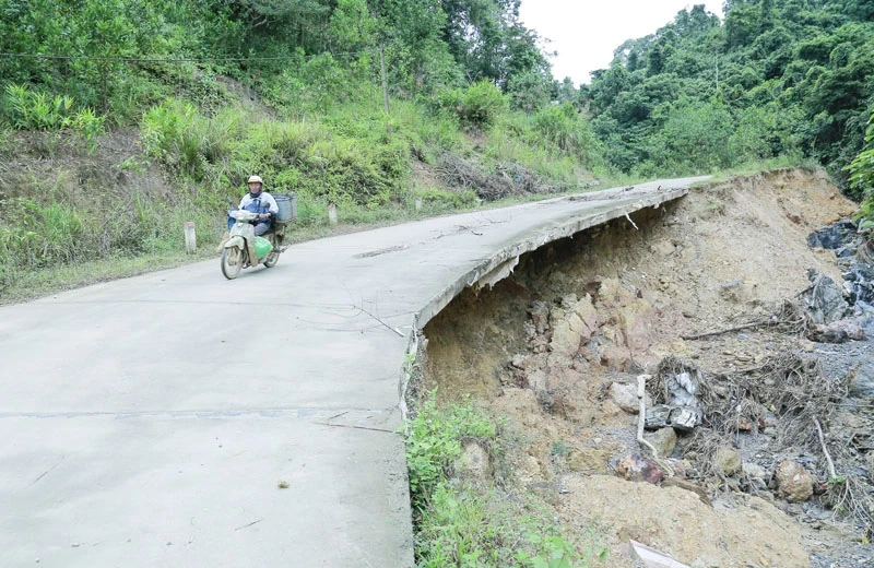 Khắc phục giao thông nông thôn bị thiệt hại do thiên tai