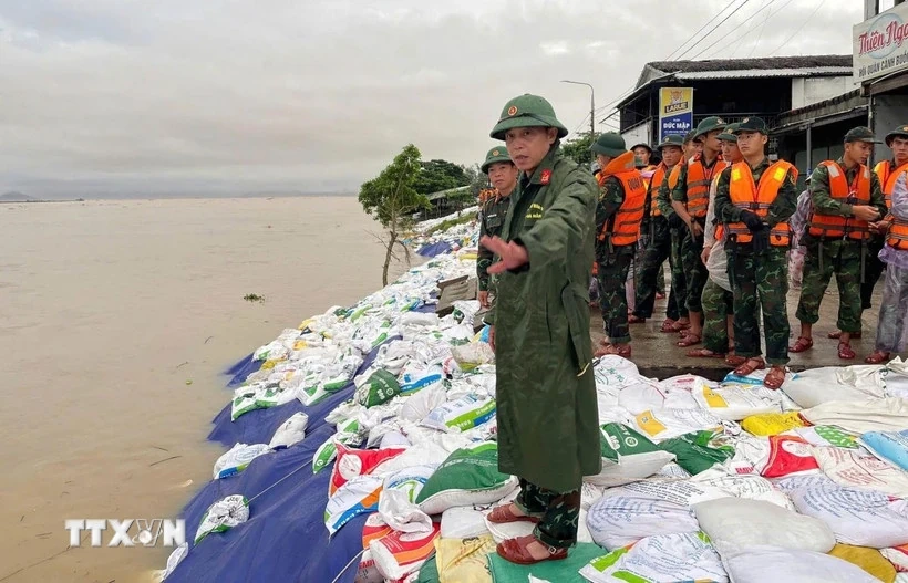 Hơn 3.000 ngư dân được hướng dẫn vào tránh trú bão Kalmaegi tại Trường Sa