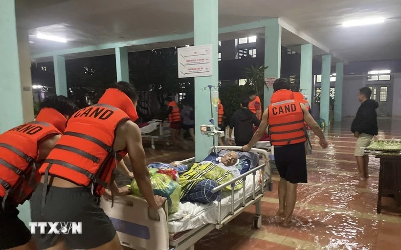 Các cơ sở y tế khu vực Trung Bộ chủ động ứng phó với bão số 13