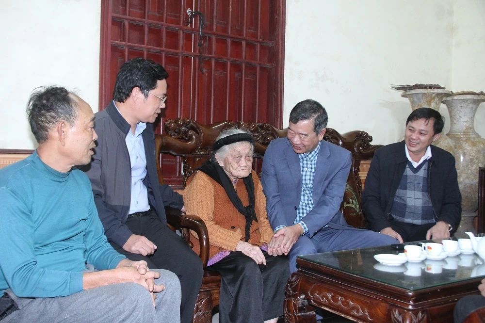 Công ty Điện lực Thanh Hóa thăm hỏi, tặng quà Mẹ Việt Nam Anh hùng