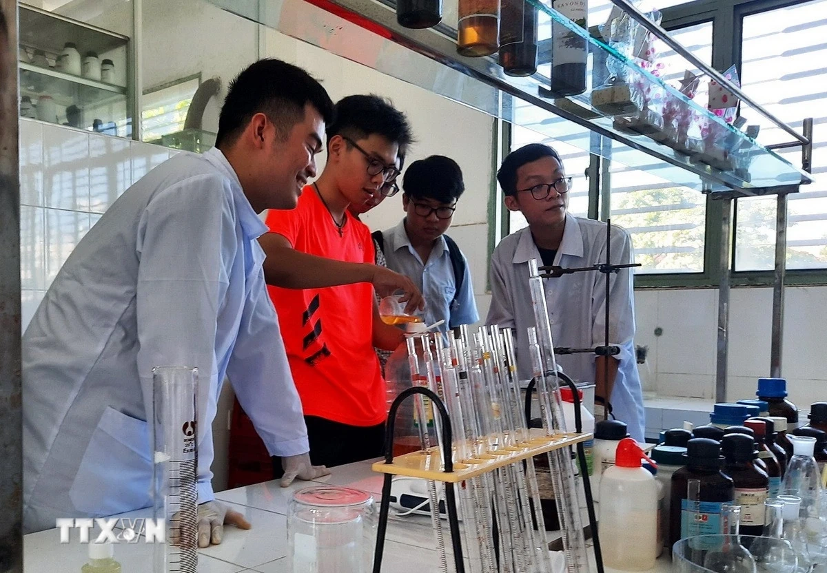 Kết luận của Bộ Chính trị về tuyển dụng, bố trí, sử dụng, đãi ngộ cán bộ