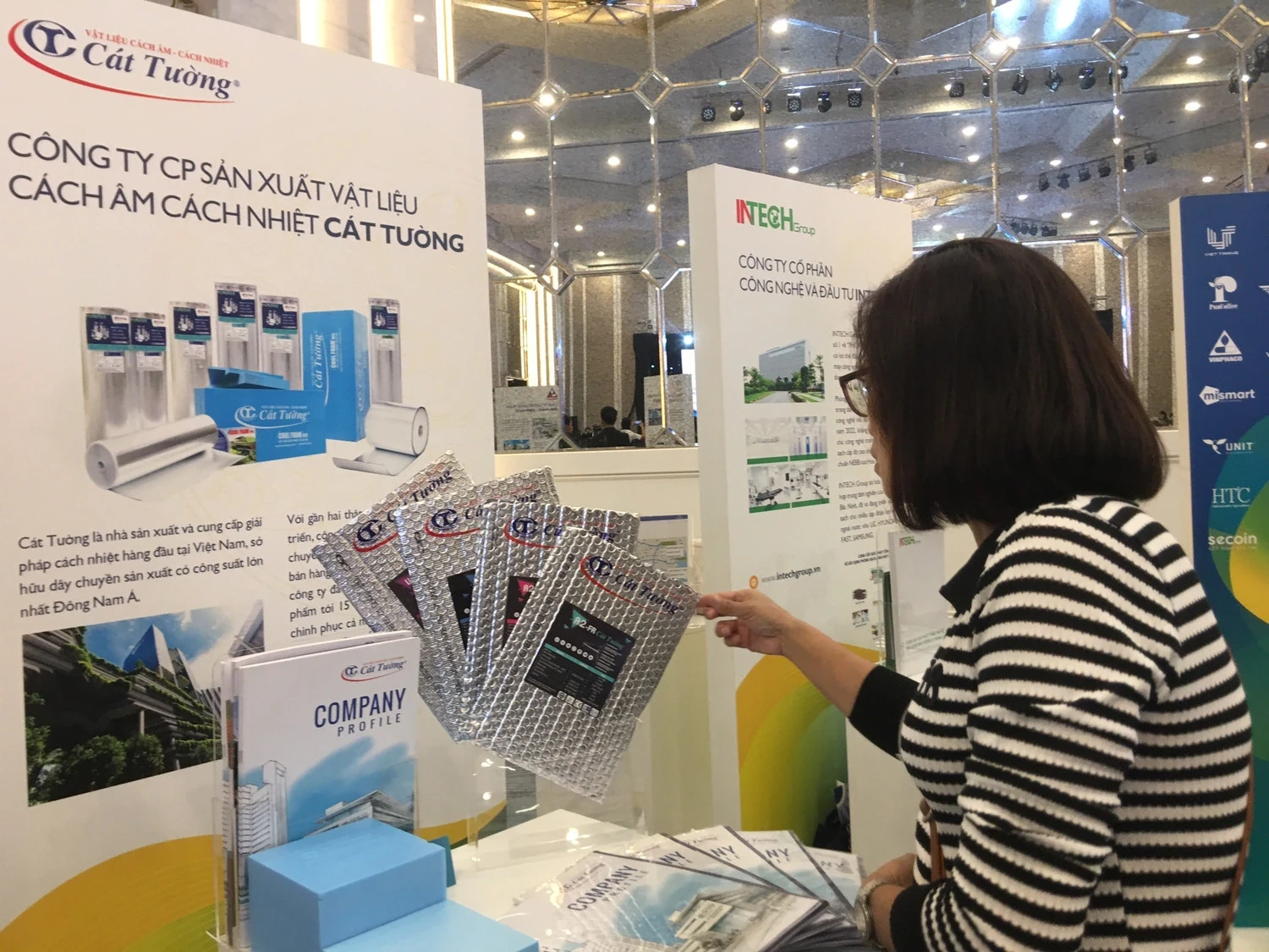 Người tiêu dùng mạnh tay chi hơn 5,77 triệu tỷ đồng cho mua sắm và dịch vụ