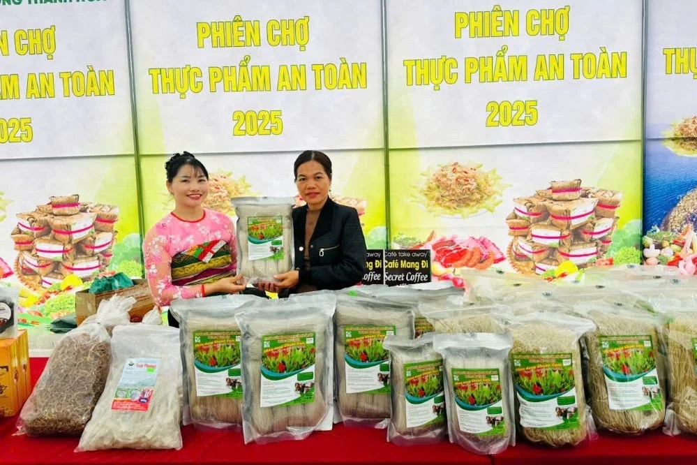 Khai mạc phiên chợ thực phẩm an toàn tại xã Trường Văn