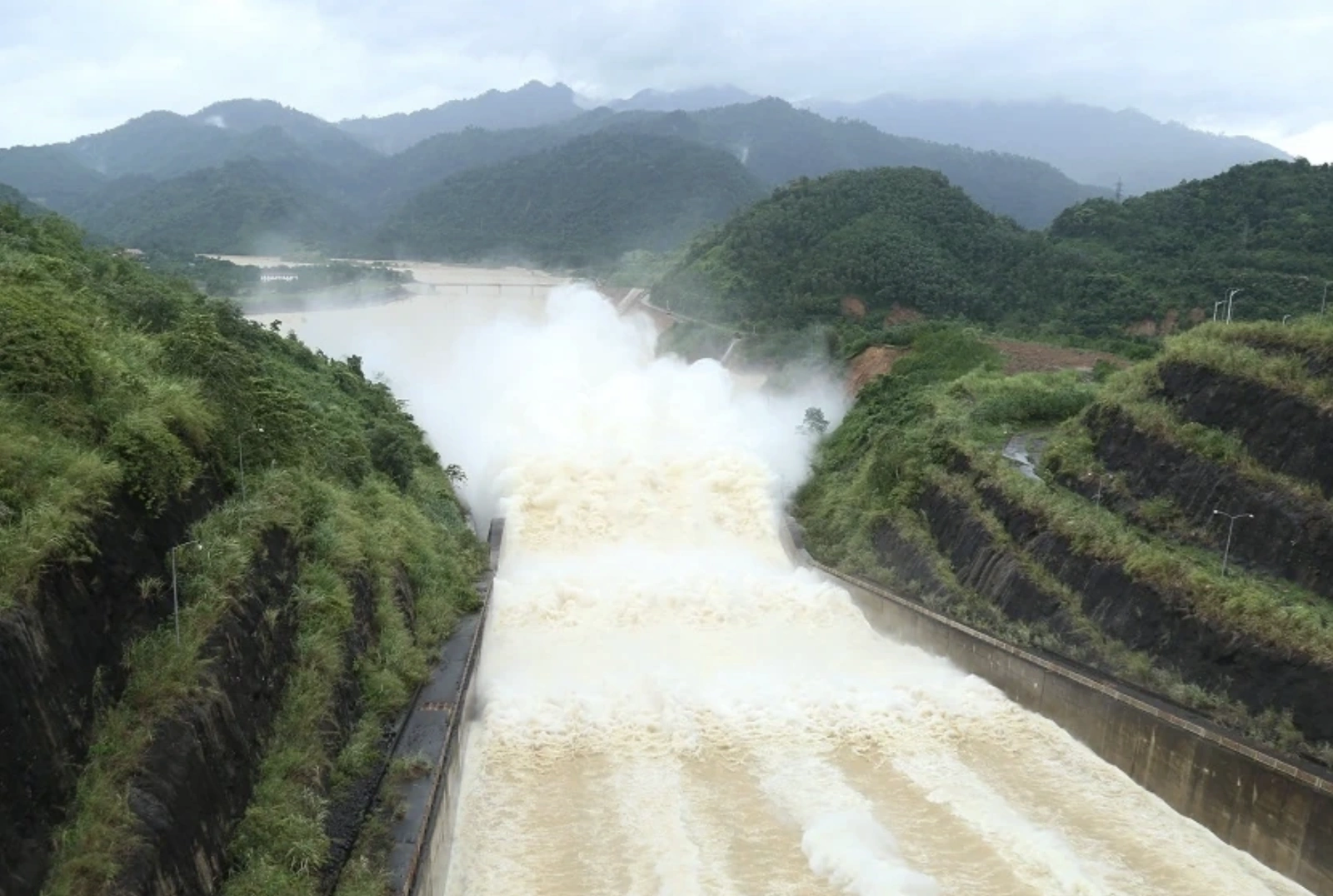 Vận hành xả nước, điều tiết hồ Cửa Đạt từ chiều 5/11