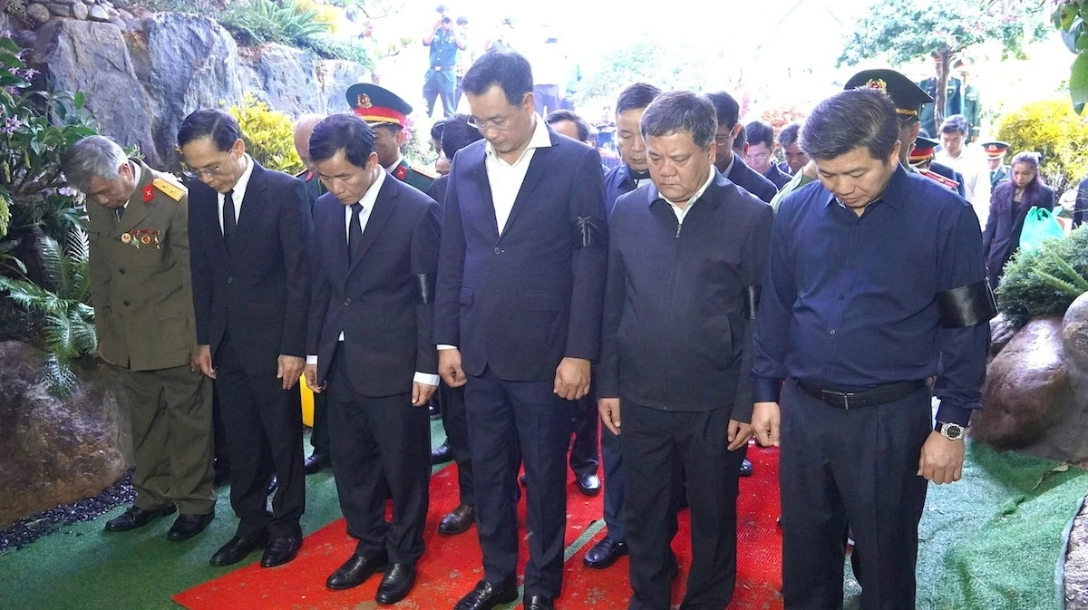 Truy điệu, an táng hài cốt các liệt sĩ hy sinh tại hang Tám Cô