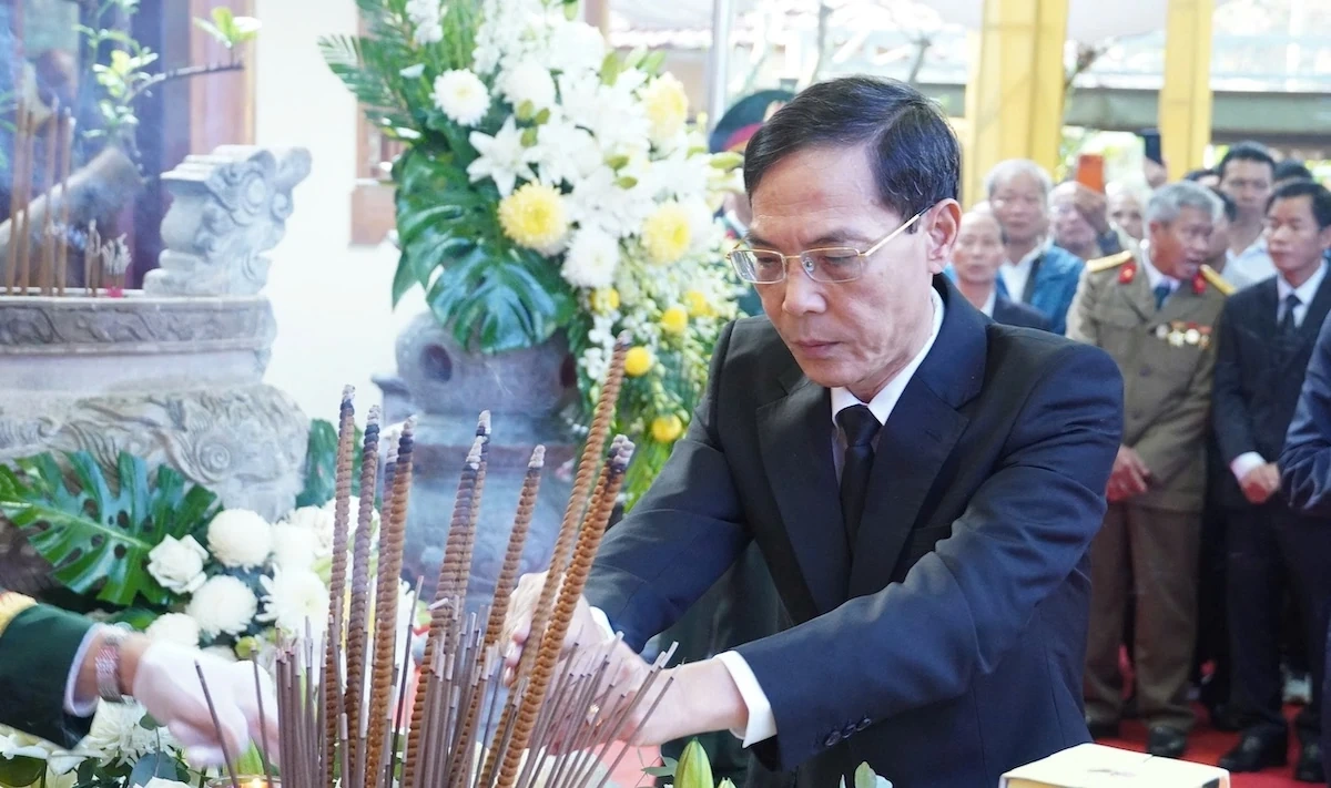 Truy điệu, an táng hài cốt các liệt sĩ hy sinh tại hang Tám Cô