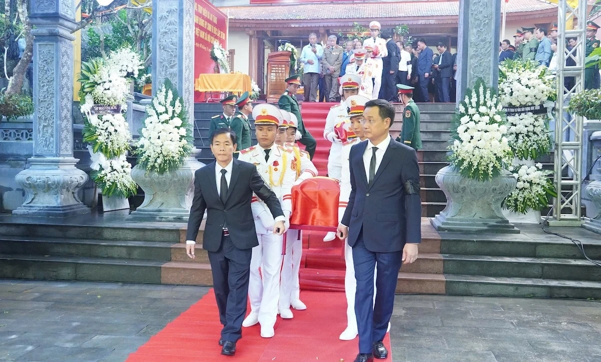 Truy điệu, an táng hài cốt các liệt sĩ hy sinh tại hang Tám Cô