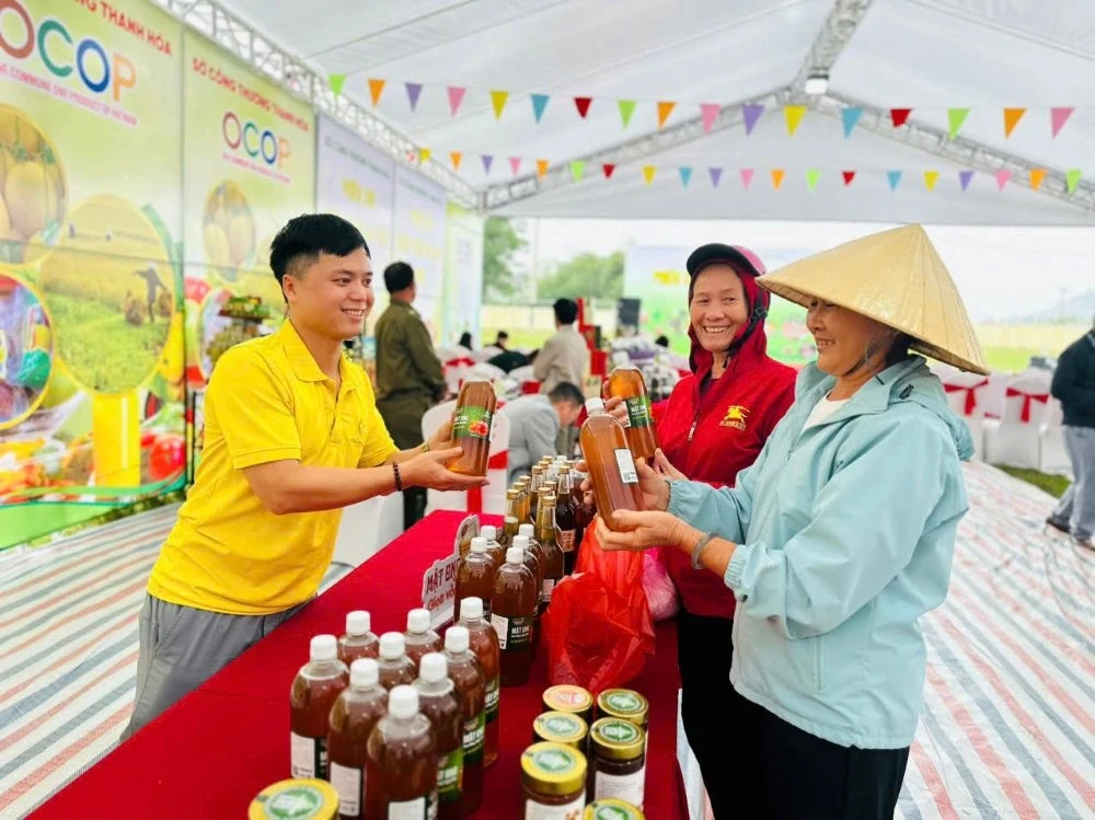 Khai mạc phiên chợ thực phẩm an toàn tại xã Trường Văn