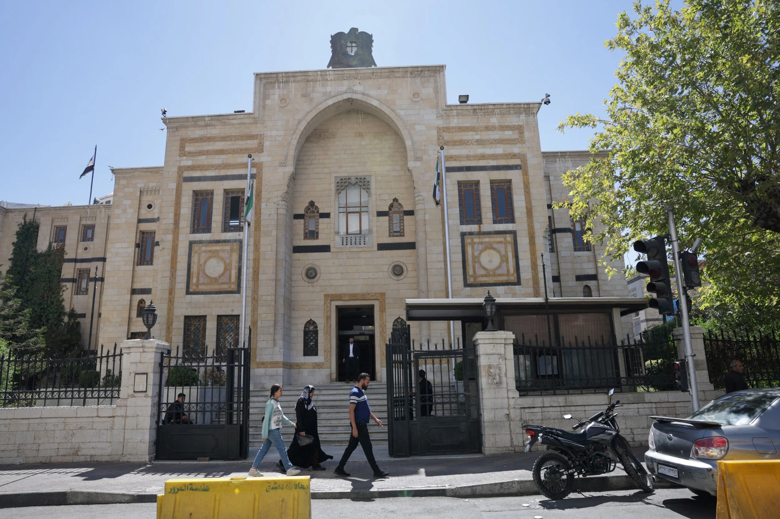 Mỹ và Anh dỡ bỏ lệnh trừng phạt với Tổng thống Syria