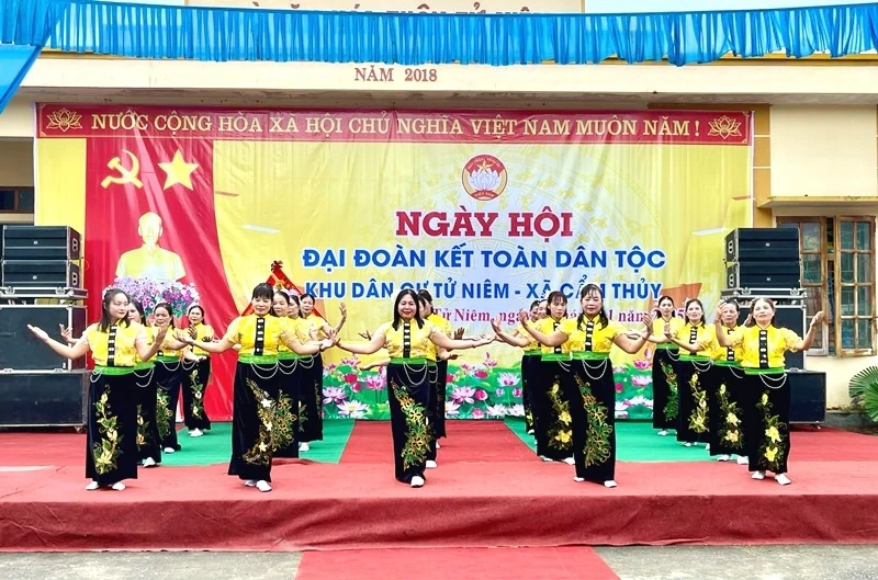 Phó Chủ tịch Ủy ban MTTQ tỉnh, Chủ tịch Hội CCB tỉnh Đinh Tiên Phong dự Ngày hội Đại đoàn kết toàn dân tộc tại xã Cẩm Thủy