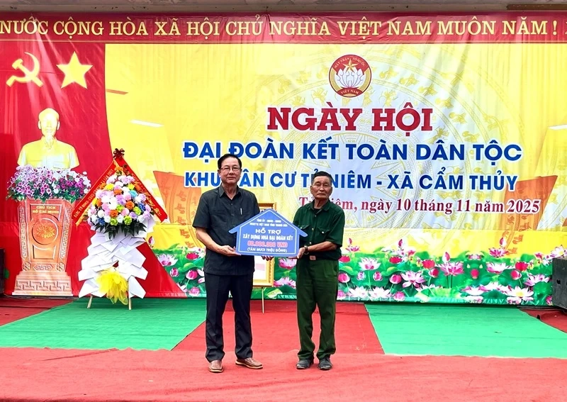 Phó Chủ tịch Ủy ban MTTQ tỉnh, Chủ tịch Hội CCB tỉnh Đinh Tiên Phong dự Ngày hội Đại đoàn kết toàn dân tộc tại xã Cẩm Thủy