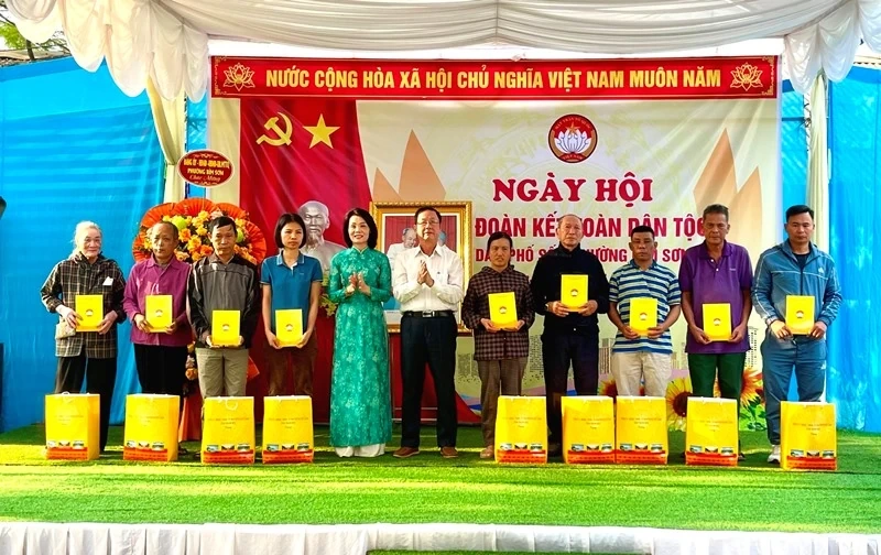 Cán bộ, Nhân dân tổ dân phố số 8, phường Bỉm Sơn chung vui Ngày hội Đại đoàn kết