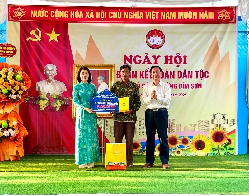 Cán bộ, Nhân dân tổ dân phố số 8, phường Bỉm Sơn chung vui Ngày hội Đại đoàn kết