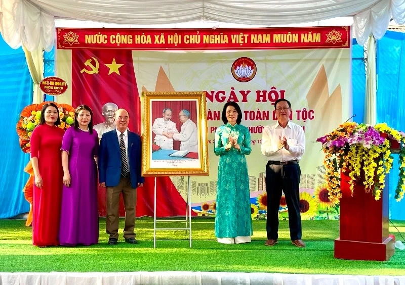 Cán bộ, Nhân dân tổ dân phố số 8, phường Bỉm Sơn chung vui Ngày hội Đại đoàn kết