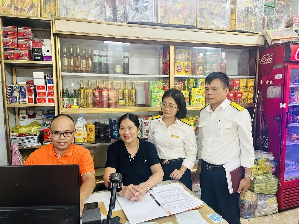 Thuế cơ sở 1- tỉnh Thanh Hóa “đi từng ngõ, gõ từng hộ” hỗ trợ hộ kinh doanh