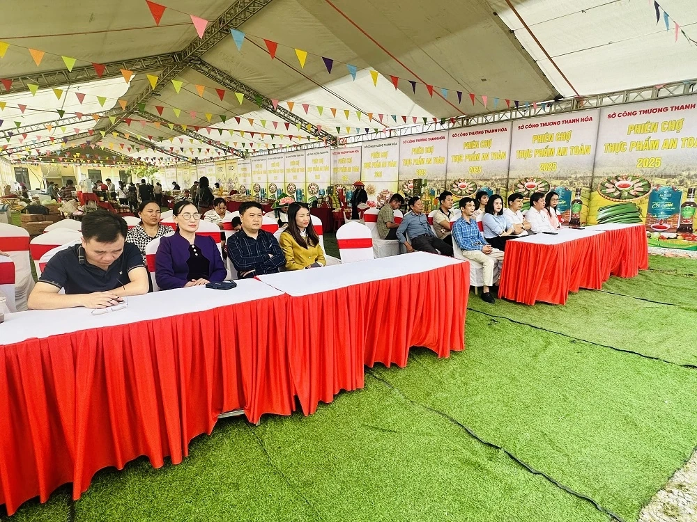 Hàng trăm sản phẩm được bày bán tại phiên chợ thực phẩm an toàn tại xã Quảng Ninh