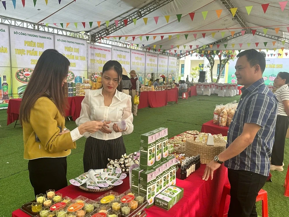 Hàng trăm sản phẩm được bày bán tại phiên chợ thực phẩm an toàn tại xã Quảng Ninh