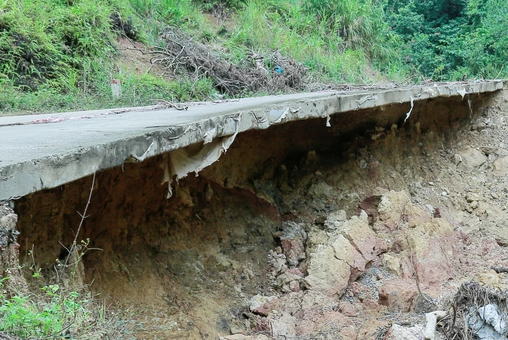 Đường tỉnh 522C vào hang Con Moong bị sạt lở nghiêm trọng