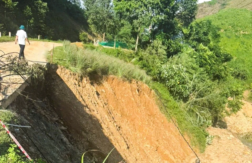 Đường tỉnh 522C vào hang Con Moong bị sạt lở nghiêm trọng