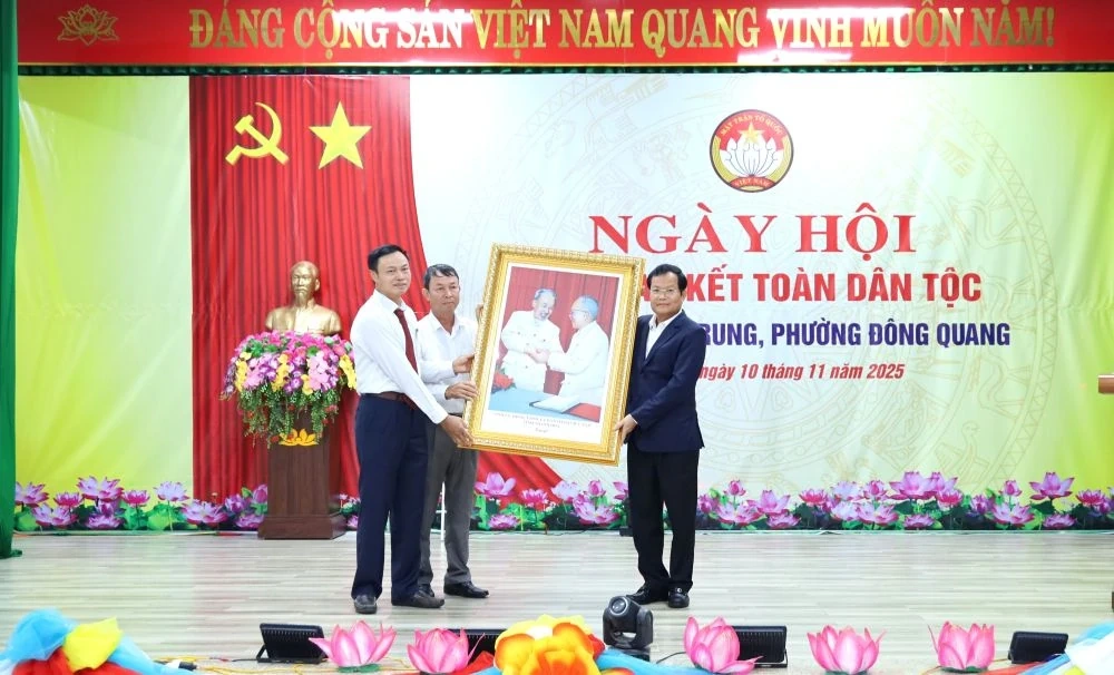 Phó Chủ tịch HĐND tỉnh Nguyễn Quang Hải dự Ngày hội Đại đoàn kết toàn dân tộc tại khu dân cư Văn Trung
