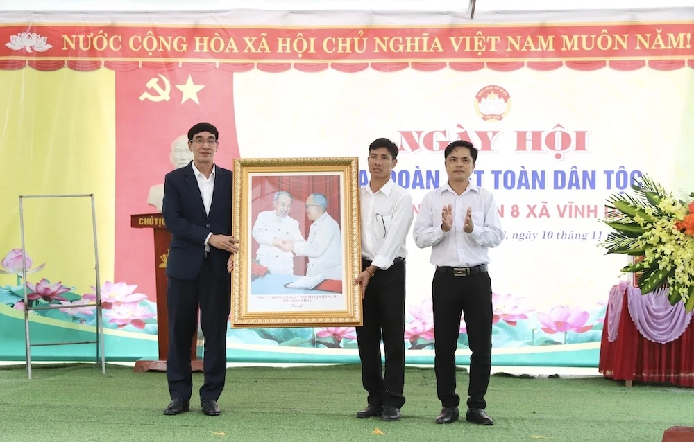 Trưởng ban Nội chính Tỉnh ủy Nguyễn Ngọc Tiến dự Ngày hội Đại đoàn kết toàn dân tộc tại xã Vĩnh Lộc