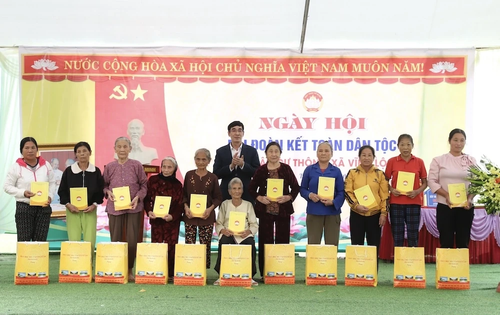 Trưởng ban Nội chính Tỉnh ủy Nguyễn Ngọc Tiến dự Ngày hội Đại đoàn kết toàn dân tộc tại xã Vĩnh Lộc