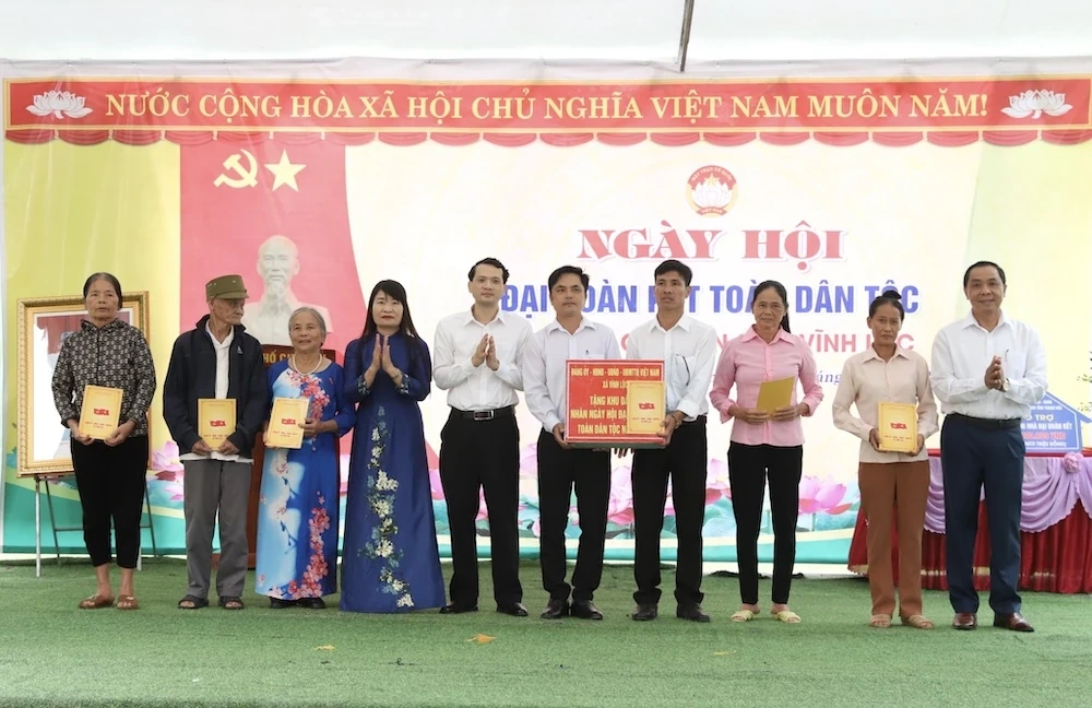 Trưởng ban Nội chính Tỉnh ủy Nguyễn Ngọc Tiến dự Ngày hội Đại đoàn kết toàn dân tộc tại xã Vĩnh Lộc