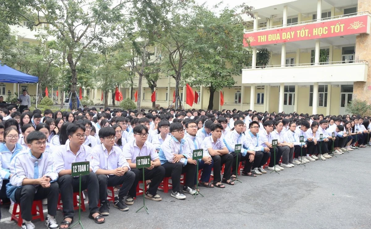 Phó Thủ tướng Chính phủ Lê Thành Long dự lễ khánh thành phòng thực hành giáo dục STEM tại Trường THPT chuyên Lam Sơn