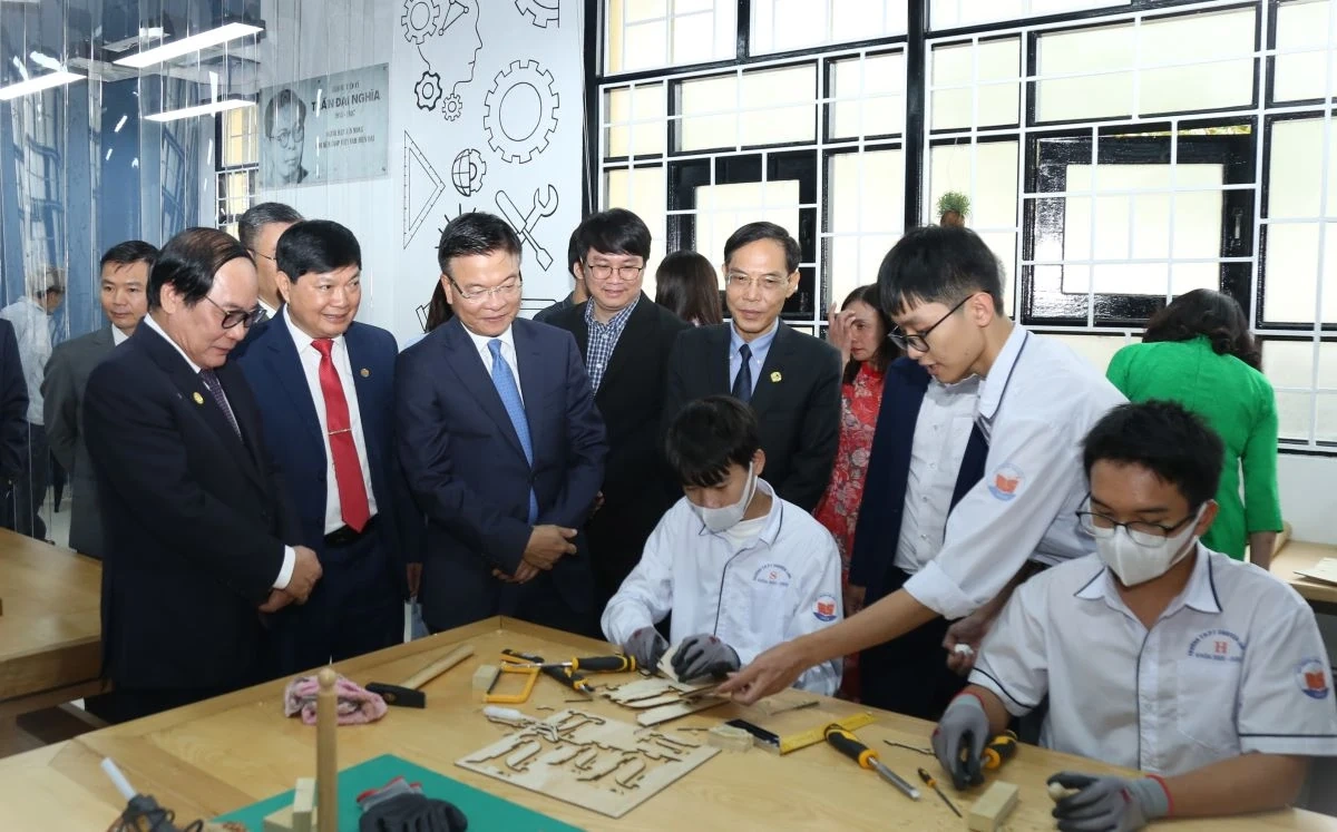 Phó Thủ tướng Chính phủ Lê Thành Long dự lễ khánh thành phòng thực hành giáo dục STEM tại Trường THPT chuyên Lam Sơn