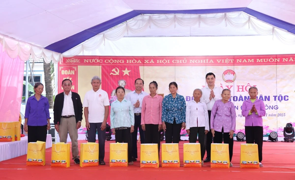 Chủ tịch UBND tỉnh Nguyễn Hoài Anh dự Ngày hội Đại đoàn kết toàn dân tộc tại xã Hoằng Lộc