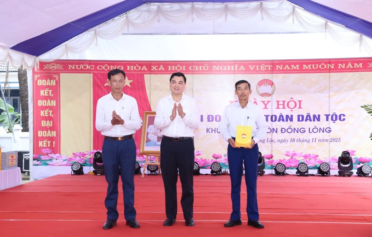 Chủ tịch UBND tỉnh Nguyễn Hoài Anh dự Ngày hội Đại đoàn kết toàn dân tộc tại xã Hoằng Lộc