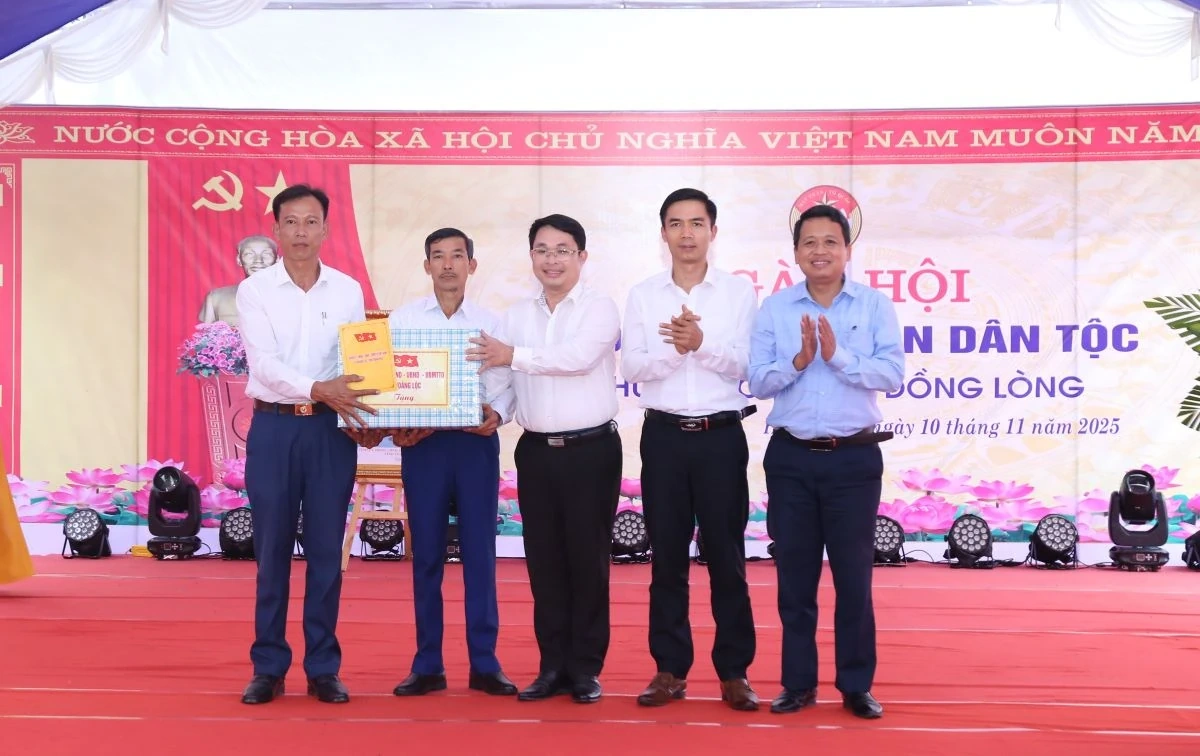 Chủ tịch UBND tỉnh Nguyễn Hoài Anh dự Ngày hội Đại đoàn kết toàn dân tộc tại xã Hoằng Lộc