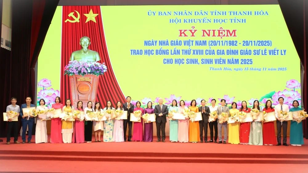 Kỷ niệm Ngày Nhà giáo Việt Nam và trao học bổng của gia đình Giáo sư Lê Viết Ly cho học sinh, sinh viên
