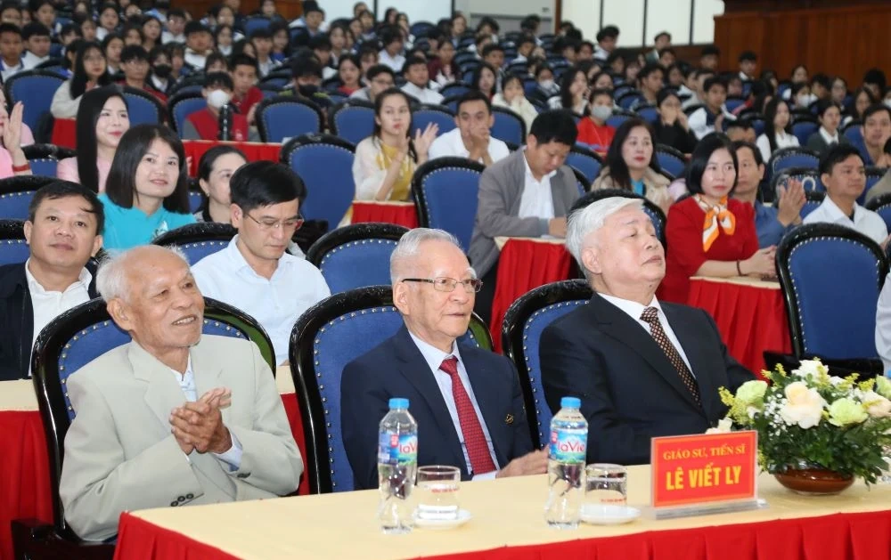 Kỷ niệm Ngày Nhà giáo Việt Nam và trao học bổng của gia đình Giáo sư Lê Viết Ly cho học sinh, sinh viên