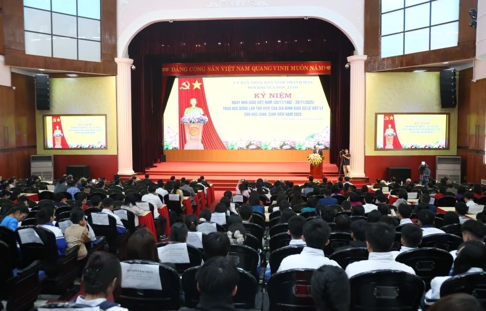 Kỷ niệm Ngày Nhà giáo Việt Nam và trao học bổng của gia đình Giáo sư Lê Viết Ly cho học sinh, sinh viên