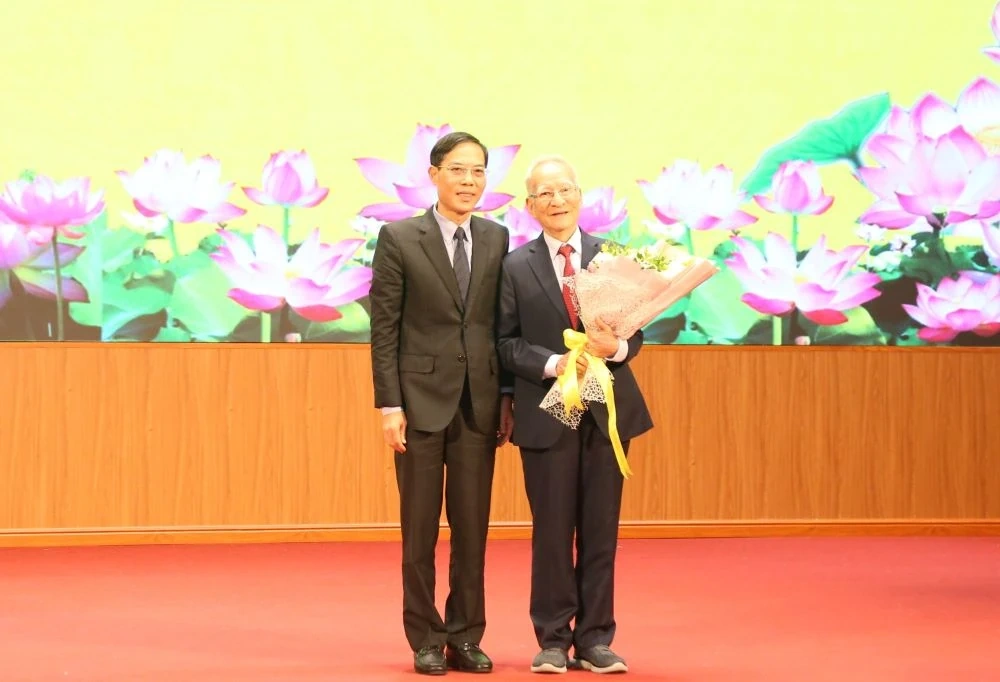 Kỷ niệm Ngày Nhà giáo Việt Nam và trao học bổng của gia đình Giáo sư Lê Viết Ly cho học sinh, sinh viên