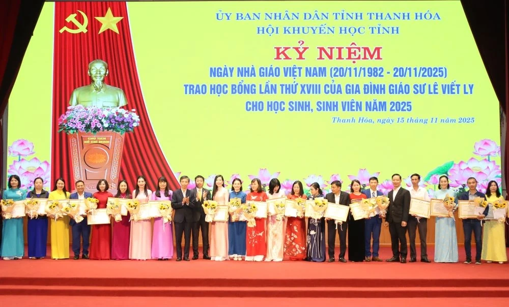 Kỷ niệm Ngày Nhà giáo Việt Nam và trao học bổng của gia đình Giáo sư Lê Viết Ly cho học sinh, sinh viên