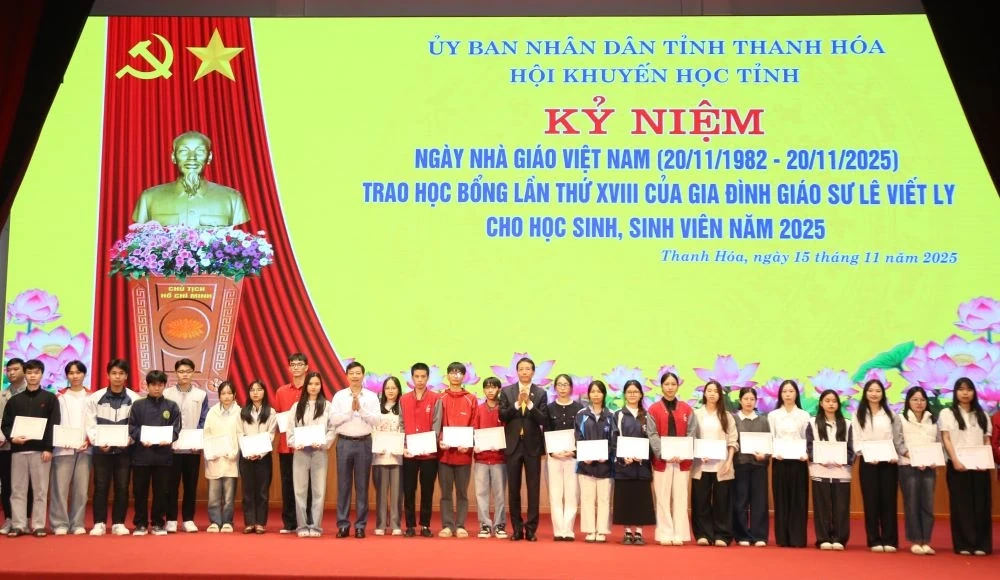Kỷ niệm Ngày Nhà giáo Việt Nam và trao học bổng của gia đình Giáo sư Lê Viết Ly cho học sinh, sinh viên