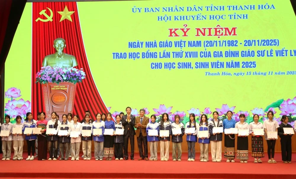 Kỷ niệm Ngày Nhà giáo Việt Nam và trao học bổng của gia đình Giáo sư Lê Viết Ly cho học sinh, sinh viên
