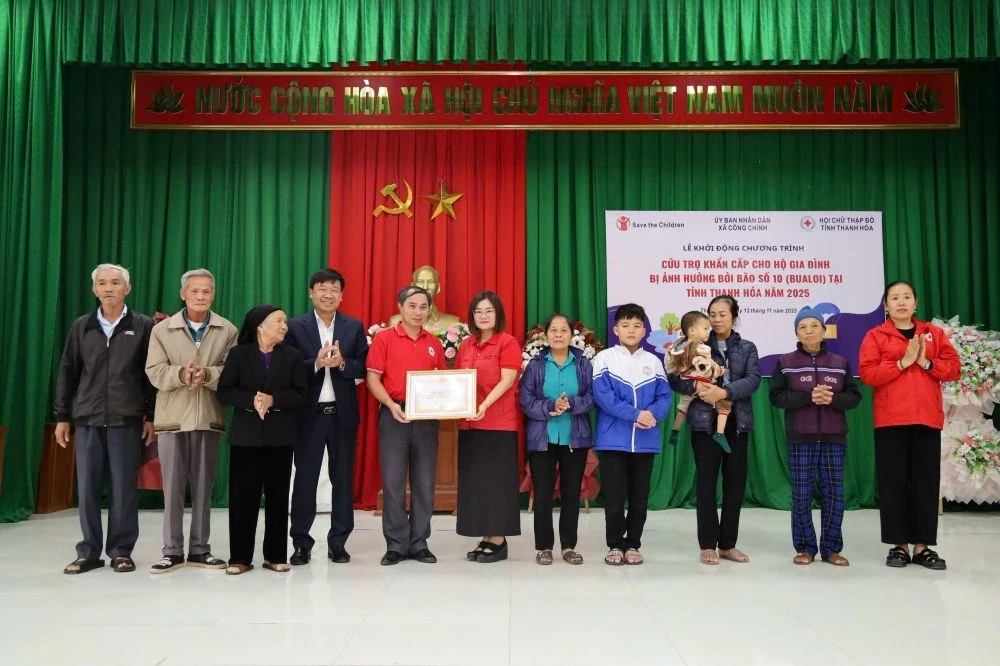 SCI hỗ trợ các gia đình có trẻ em bị thiệt hại do bão số 10 tại xã Công Chính