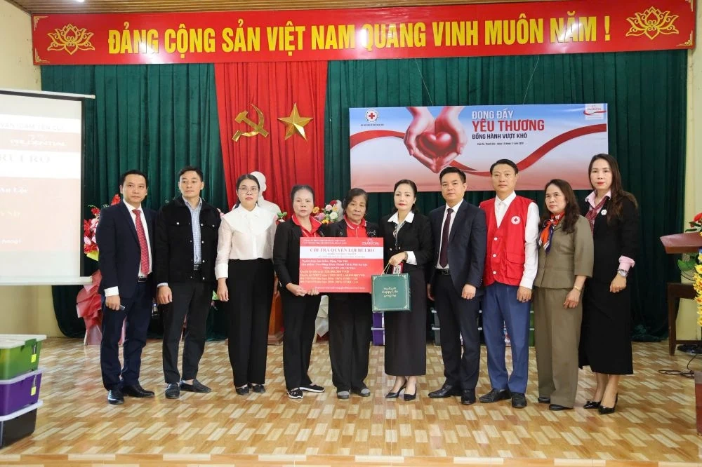 Trao 80 suất quà hỗ trợ người dân xã Cẩm Tú khắc phục hậu quả thiên tai