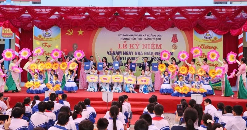 Trường Tiểu học Hoằng Trạch đón nhận Huân chương Lao động hạng Ba