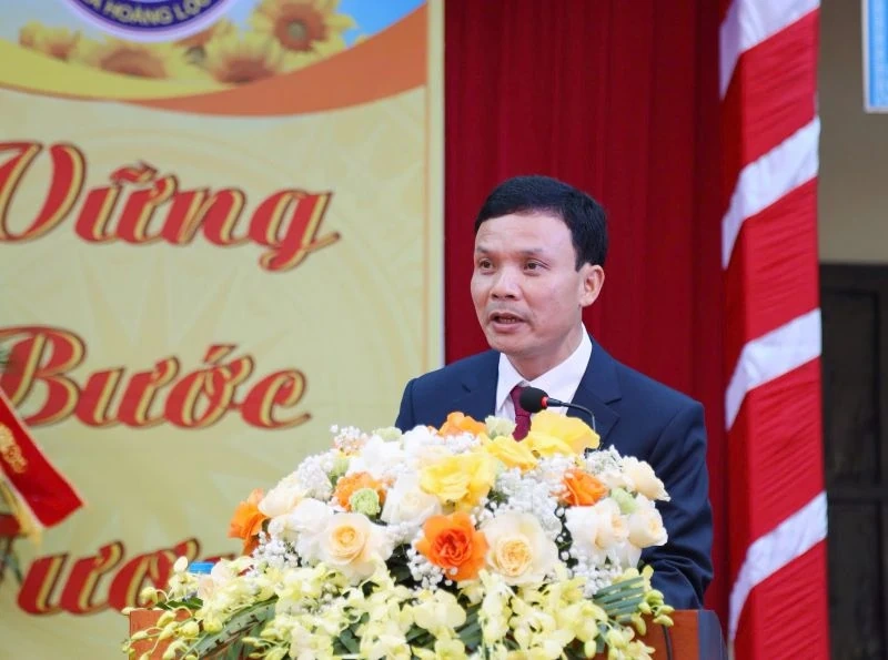 Trường Tiểu học Hoằng Trạch đón nhận Huân chương Lao động hạng Ba