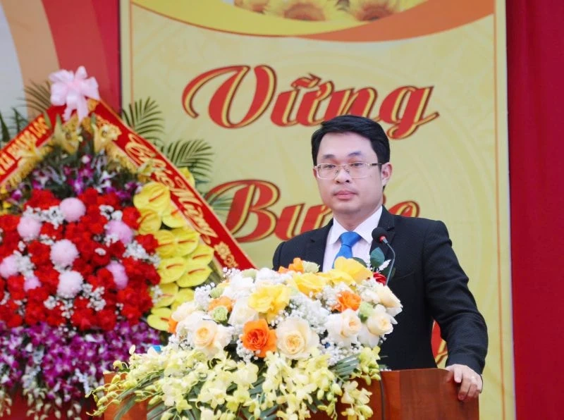 Trường Tiểu học Hoằng Trạch đón nhận Huân chương Lao động hạng Ba